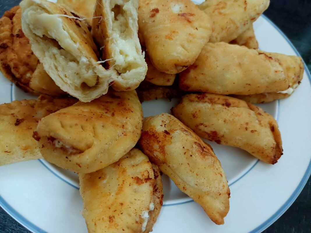 tiropitakiaAfros Τυροπιτάκια