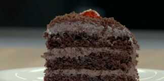 Ένα κομμάτι από Τούρτα Σεράνο, αναδεικνύοντας την αφράτη βάση και τη βελούδινη κρέμα σοκολάτας.