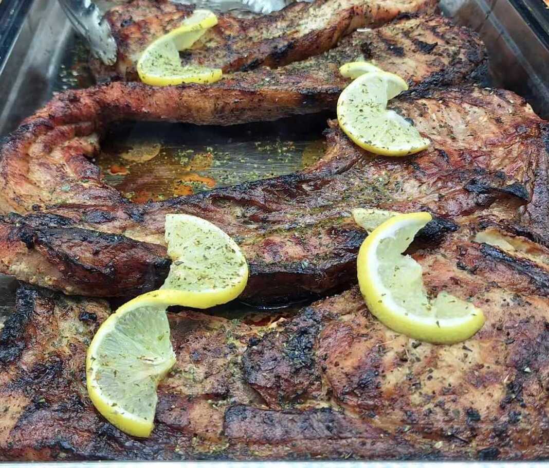 xoirinesTomahawk Μπριζόλες χοιρινές tomahawk στο φούρνο