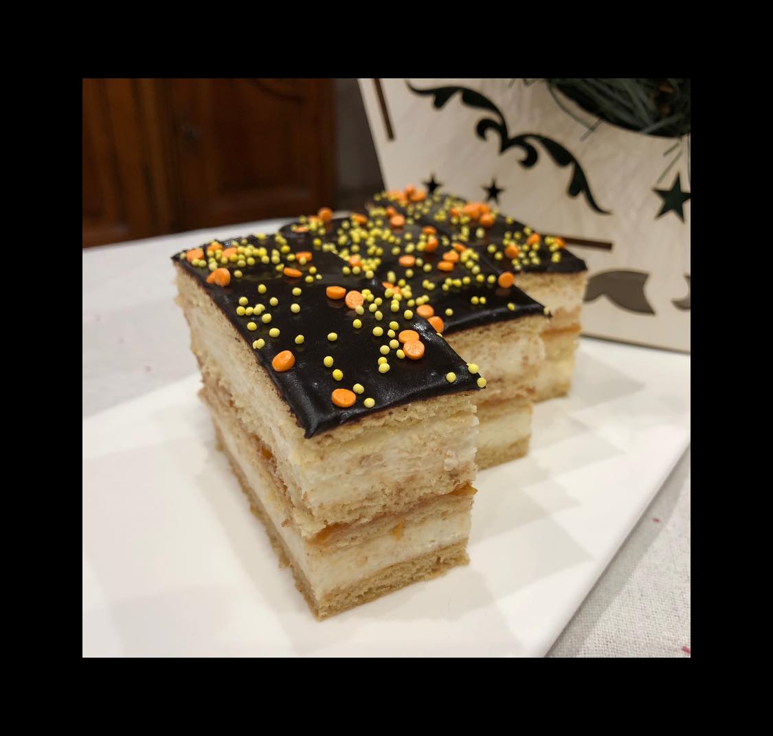 Κέικ με βελούδινη κρέμα και μαρμελάδα