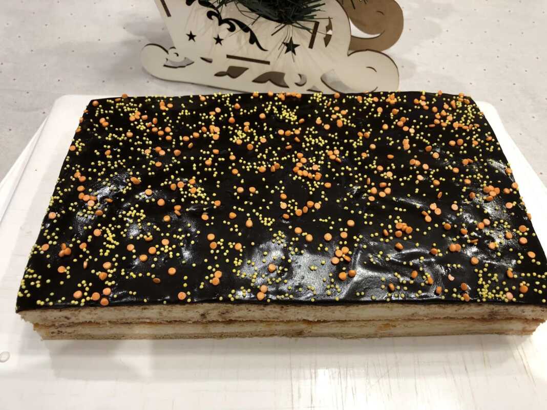 Κέικ με βελούδινη κρέμα και μαρμελάδα