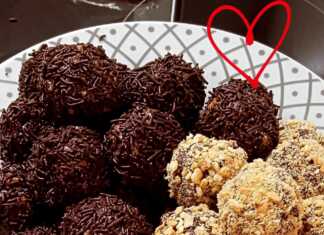 Σοκολατένια τρουφάκια με επικάλυψη τρούφας και τριμμένου μπισκότου, σερβιρισμένα σε πιατέλα.