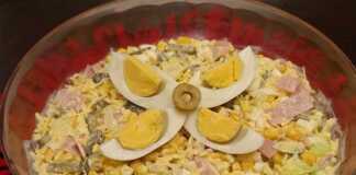 Η τελική **Σαλάτα Ζαμπόν Αυγό** στο μπολ, διακοσμημένη με τέταρτα αυγού