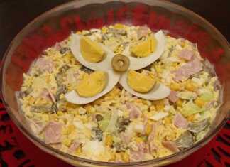 Η τελική **Σαλάτα Ζαμπόν Αυγό** στο μπολ, διακοσμημένη με τέταρτα αυγού