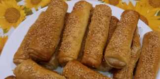 Ένα ταψί με χρυσαφένια, τυλιχτά μπουρεκάκια ζαμπόν-τυρί πασπαλισμένα με σουσάμι.