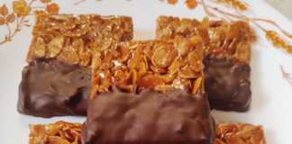 Εύκολη συνταγή για πεντανόστιμες, τραγανές φλωρεντίνες με καραμελωμένα αμύγδαλα και επικάλυψη σοκολάτας. Ιδανικό γλυκάκι για καφέ ή δώρο!