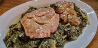 Ένα πιάτο με ζουμερές χοιρινές μπριζόλες φρικασέ και μαρούλι.