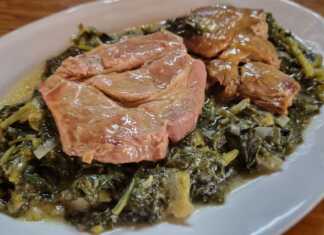 Ένα πιάτο με ζουμερές χοιρινές μπριζόλες φρικασέ και μαρούλι.