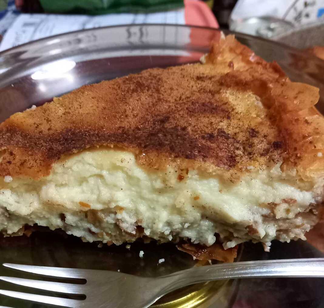 Λαχταριστή Γαλατόπιτα με γέμιση από καρύδι, κομμένη σε κομμάτια, με χρυσαφένια κρούστα.