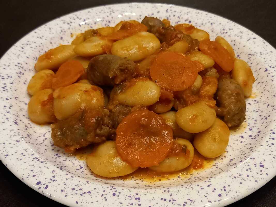 Γίγαντες με χωριάτικο λουκάνικο στη γάστρα