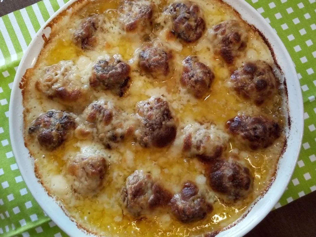 κεφτεδάκια σε σάλτσα τυριού