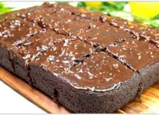 Ένα ολόκληρο Κέικ Σοκολάτας, λαχταριστό και γυαλιστερό από τη λιωμένη σοκολάτα επικάλυψης.