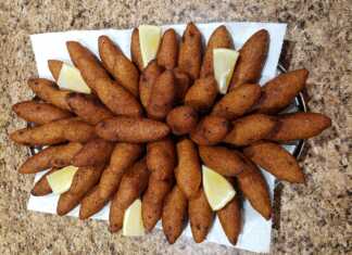 Τραγανές Κυπριακές Κούπες (Kibbeh) σε πιάτο, με χρυσαφένιο χρώμα από το τηγάνισμα.