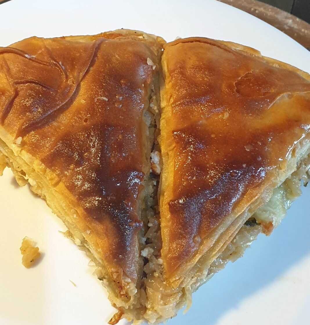 κρεμμυδόπιτα με ντομάτα