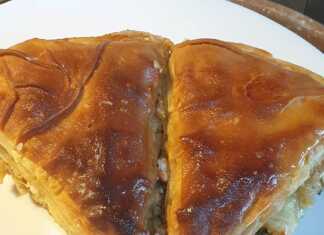 κρεμμυδόπιτα με ντομάτα