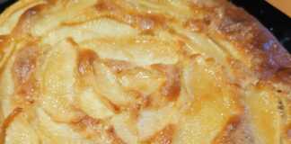 Η τελική **Μηλόπιτα** με φέτες μήλου στην επιφάνεια