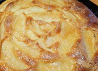 Η τελική **Μηλόπιτα** με φέτες μήλου στην επιφάνεια