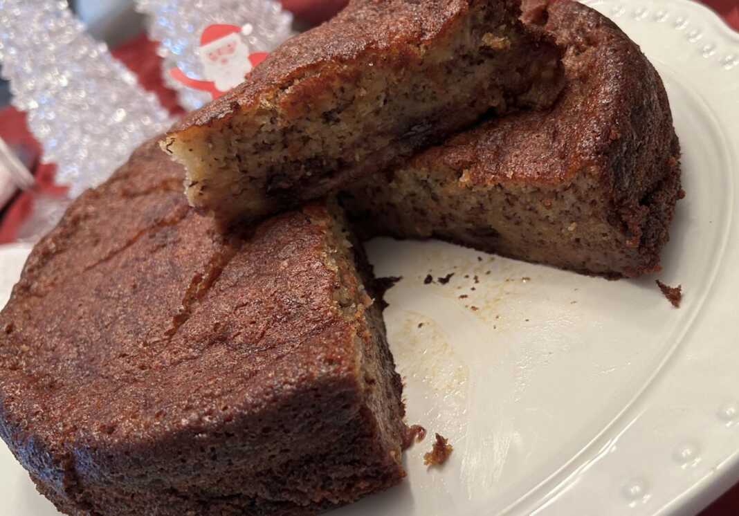 Αφράτο κέικ μπανάνας με γιαούρτι, φρεσκοψημένο και κομμένο σε φέτες.