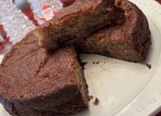 Αφράτο κέικ μπανάνας με γιαούρτι, φρεσκοψημένο και κομμένο σε φέτες.