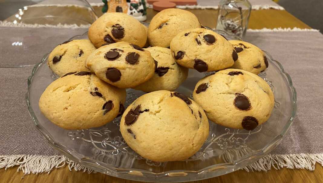 Μπισκότα με γιαούρτι και σταγόνες σοκολάτας