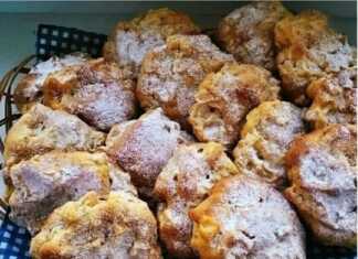 Μια πιατέλα με αφράτα μπισκότα μήλου πασπαλισμένα με ζάχαρη άχνη και μικρά κομμάτια φρέσκου μήλου να ξεπροβάλλουν από τη ζύμη