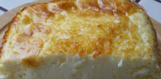 Κοντινό πλάνο στην επιφάνεια της Ομελέτα Φουσκωτής Φούρνου με την τραγανή κρούστα.