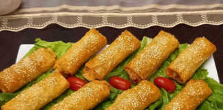 Παστουρμαδοπιτάκια, ψημένα και τραγανά, σερβιρισμένα σε πιατέλα.