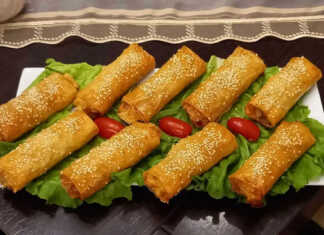 Παστουρμαδοπιτάκια, ψημένα και τραγανά, σερβιρισμένα σε πιατέλα.