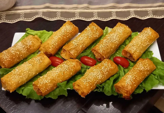 pastourmadopitakia-1-e1703497580233 Παστουρμαδοπιτάκια, ψημένα και τραγανά, σερβιρισμένα σε πιατέλα.