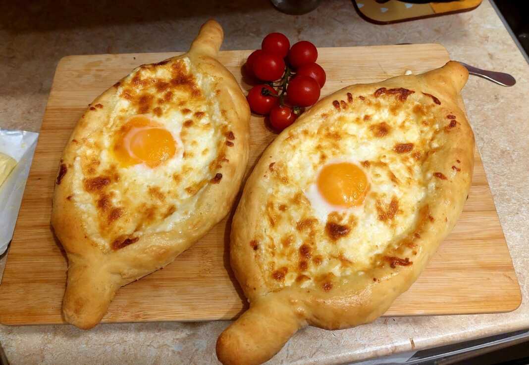 Πεϊνιρλί αφράτα με αυγό μάτι