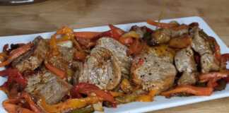 Πιάτο με ζουμερές φέτες ψαρονέφρι περιχυμένες με λαχταριστή σάλτσα κρασιού και σοταρισμένα λαχανικά.