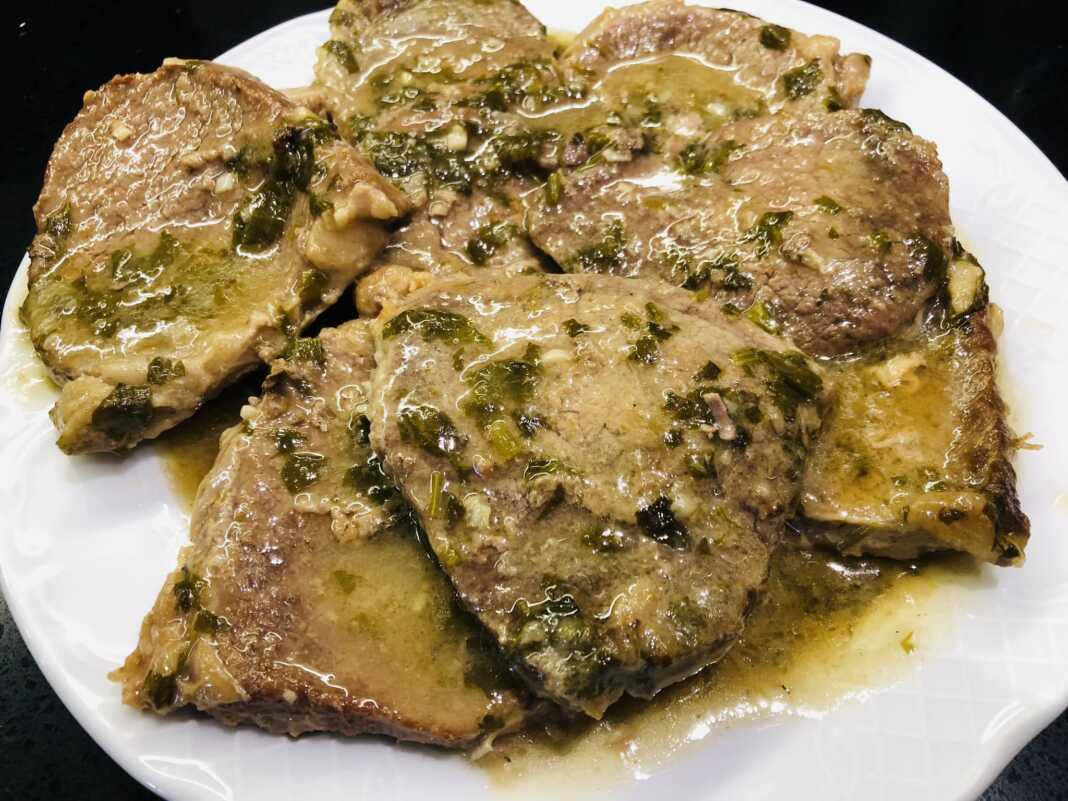 Λεπτές φέτες μοσχαριού σοφρίτο μέσα σε πλούσια λευκή σάλτσα με πολύ ψιλοκομμένο μαϊντανό, σερβιρισμένες με πουρέ πατάτας