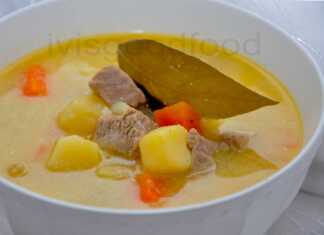 Αχνιστή σούπα με χοιρινό και λαχανικά σε μπολ, με πλούσια λευκή σάλτσα γιαουρτιού και φρέσκο πιπέρι