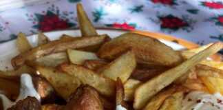 Αντισυμβατικός συνδυασμός: Χοιρινή τηγανιά με δροσερή σως γιαουρτιού! Χοιρινή τηγανιά με σως γιαουρτιού