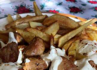 Χοιρινή τηγανιά με σως γιαουρτιού