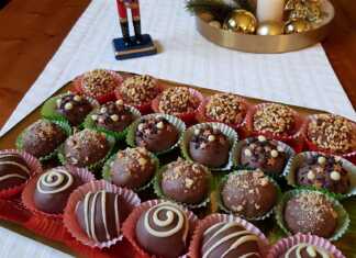 Πιατέλα με τρουφάκια καλυμμένα με σοκολάτα και ψιλοκομμένα φουντούκια, εμπνευσμένα από Ferrero Rocher.