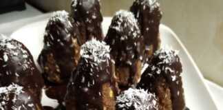 Ένα ταψί γεμάτο με ακανόνιστα σχήματα "βραχάκια" φτιαγμένα από μπισκότο και καρύδι, καλυμμένα με λιωμένη σοκολάτα και πασπαλισμένα με τρίμματα καρύδας.