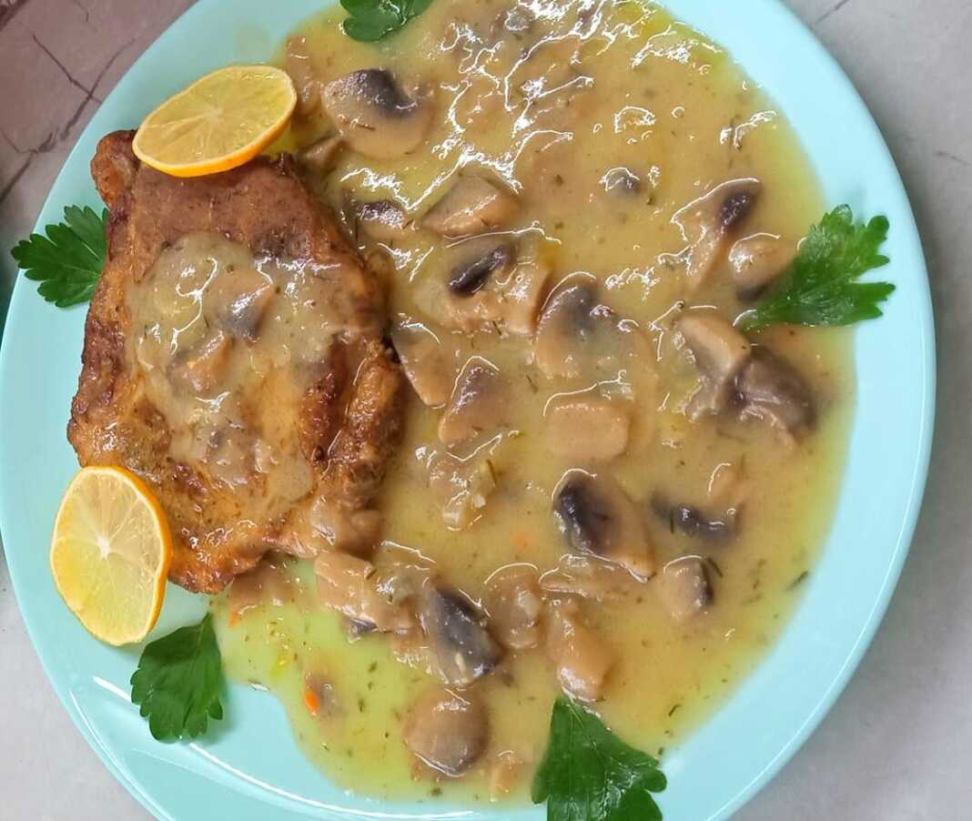xoirines-saltsa manitarion Χοιρινές μπριζόλες λαιμού με σάλτσα μανιταριών