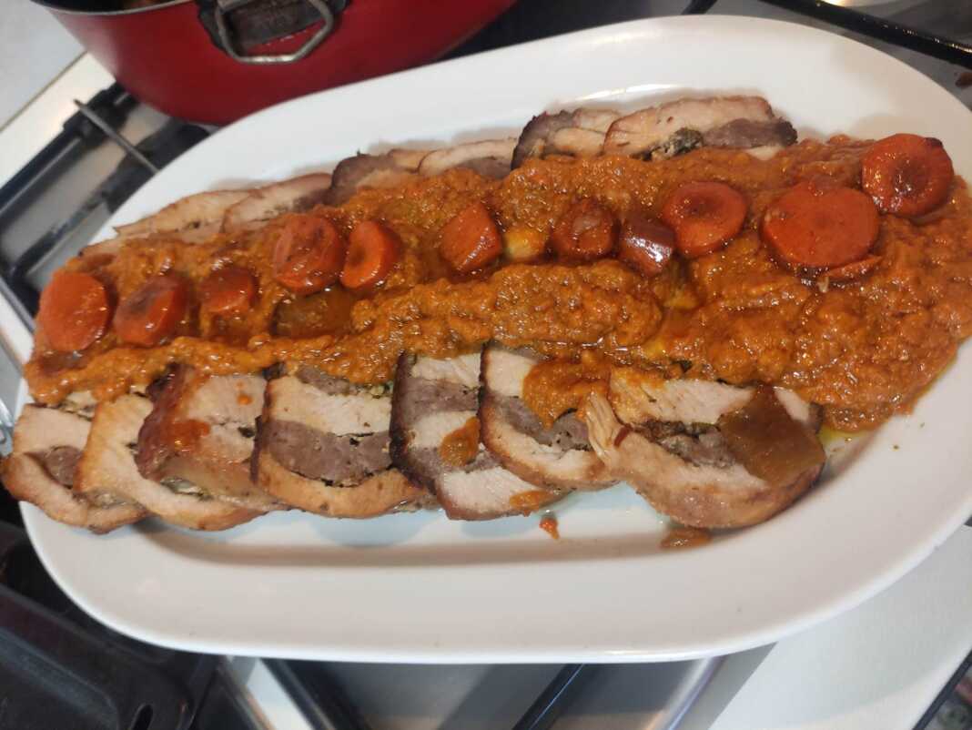 χοιρινό ψητό γεμιστό με λουκάνικο