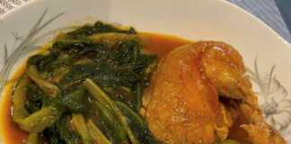 Πιάτο με κοτόπουλο με χόρτα, σε κόκκινη σάλτσα, γαρνιρισμένο με άνηθο.