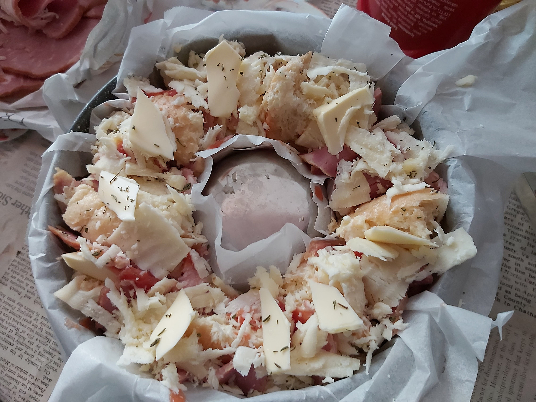 Στεφάνι τυριών και αλλαντικών με μπαγιατικο ψωμί