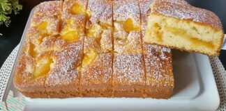 Ενα ταψί από μηλόπιτα-κέικ με στρώσεις αφράτου κέικ και καραμελωμένα μήλα στην κορυφή, πασπαλισμένη με ζάχαρη άχνη.