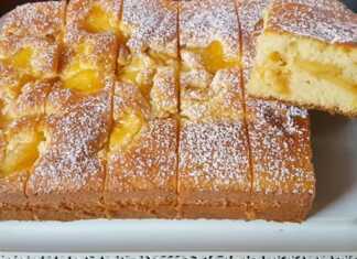 Ενα ταψί από μηλόπιτα-κέικ με στρώσεις αφράτου κέικ και καραμελωμένα μήλα στην κορυφή, πασπαλισμένη με ζάχαρη άχνη.