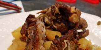 Αρνάκι στο φούρνο με πατάτες και αρακά