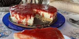 CheeseCake με βελούδινη κρέμα και μαρμελάδα CheeseCake με βελούδινη κρέμα και μαρμελάδα