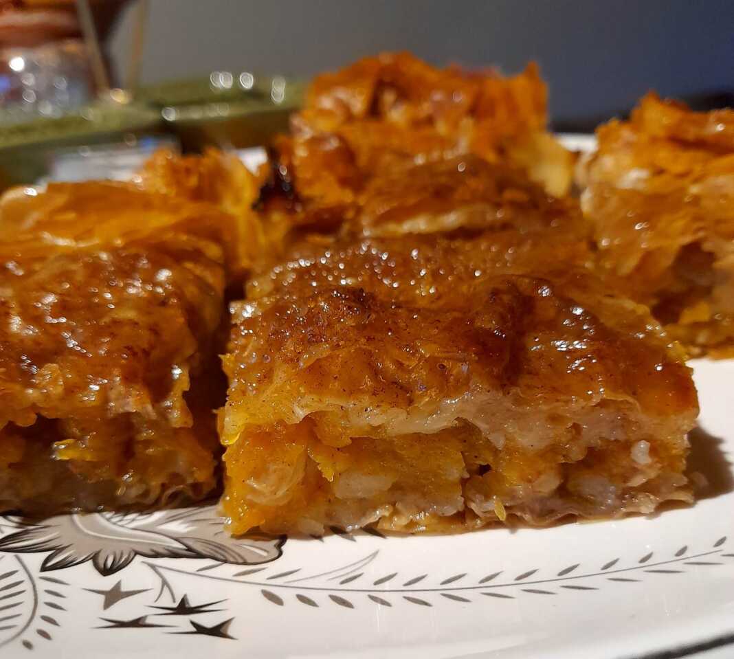 γλυκιά κολοκυθόπιτα με κόκκινη κολοκύθα