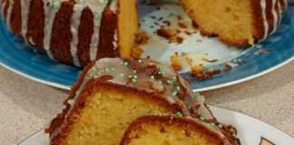 Κέικ με ολόκληρα πορτοκάλια, περιχυμένο με γλάσο ζάχαρης άχνης και φέτες πορτοκαλιού.