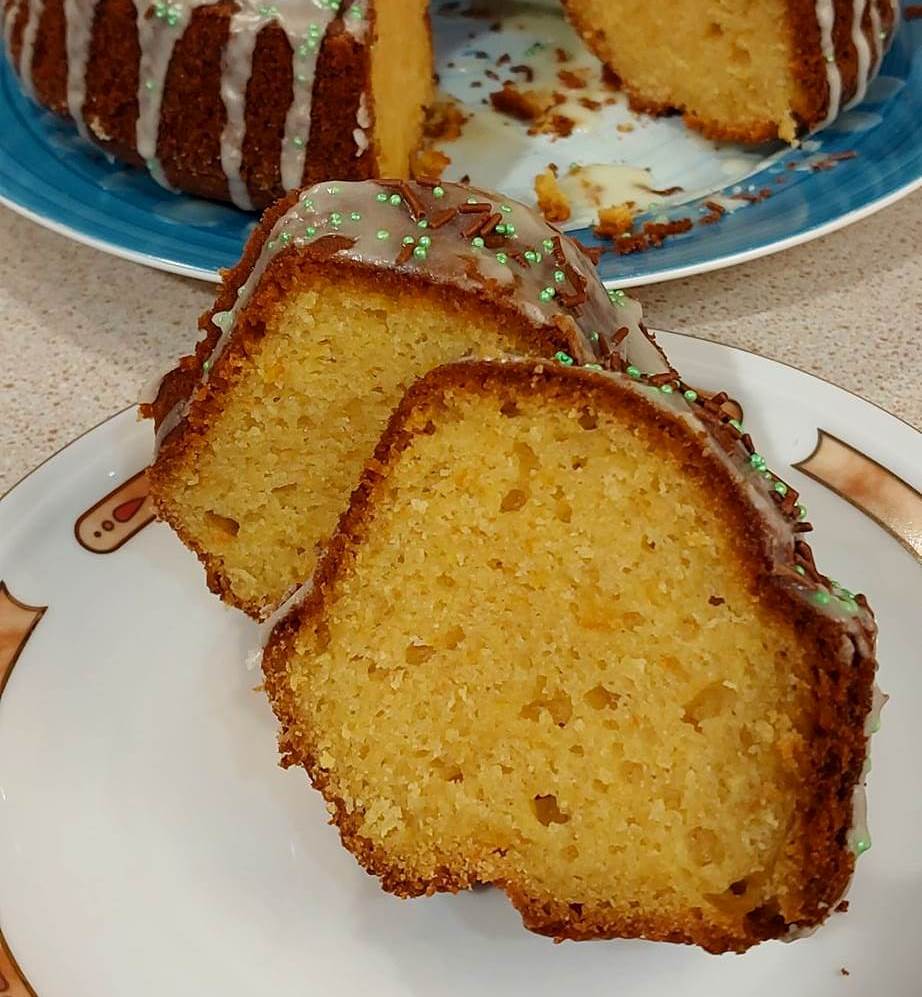 keik me oloklira portokalia Κέικ με ολόκληρα πορτοκάλια, περιχυμένο με γλάσο ζάχαρης άχνης και φέτες πορτοκαλιού.