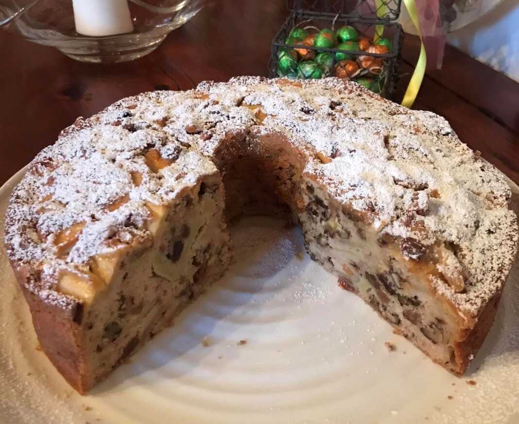 keikMilaSoultaninesKaridi Αφράτο κέικ με μήλα, καρύδια και σταφίδες, πασπαλισμένο με ζάχαρη άχνη.