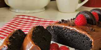 Ένα λαχταριστό κέικ OREO σε φόρμα καρβελιού, έτοιμο για σερβίρισμα.